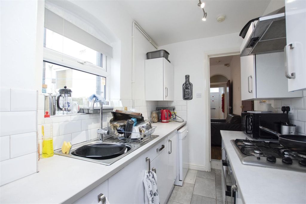Property photo 3 of 11 Kitchen
