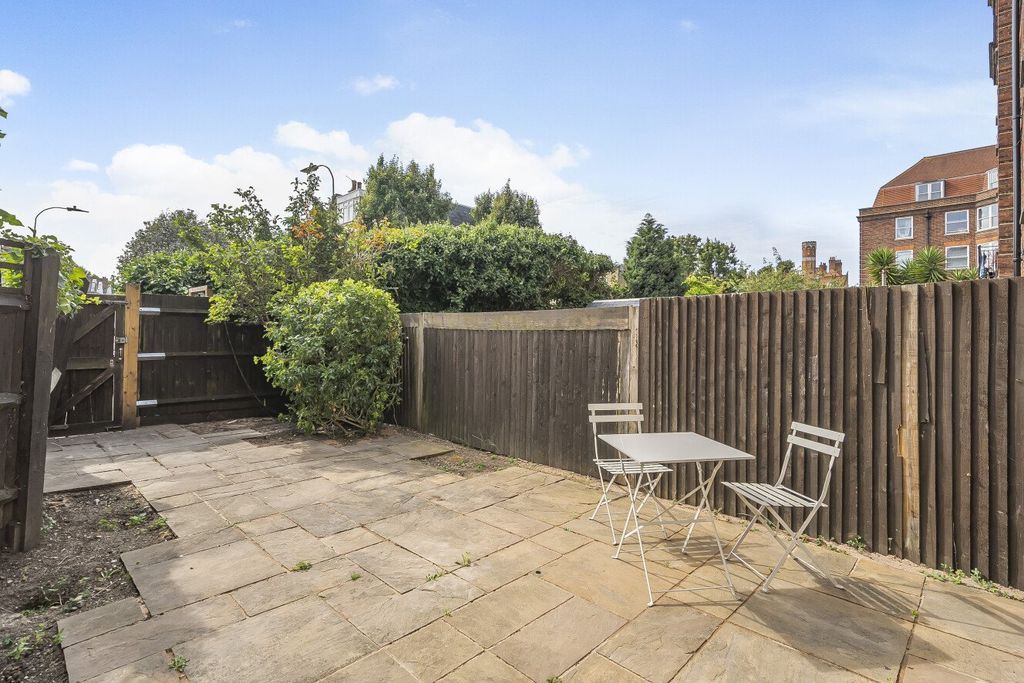 Property photo 2 of 12 Garden