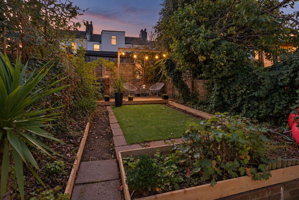 Property photo 3 of 10 Garden Night.Png