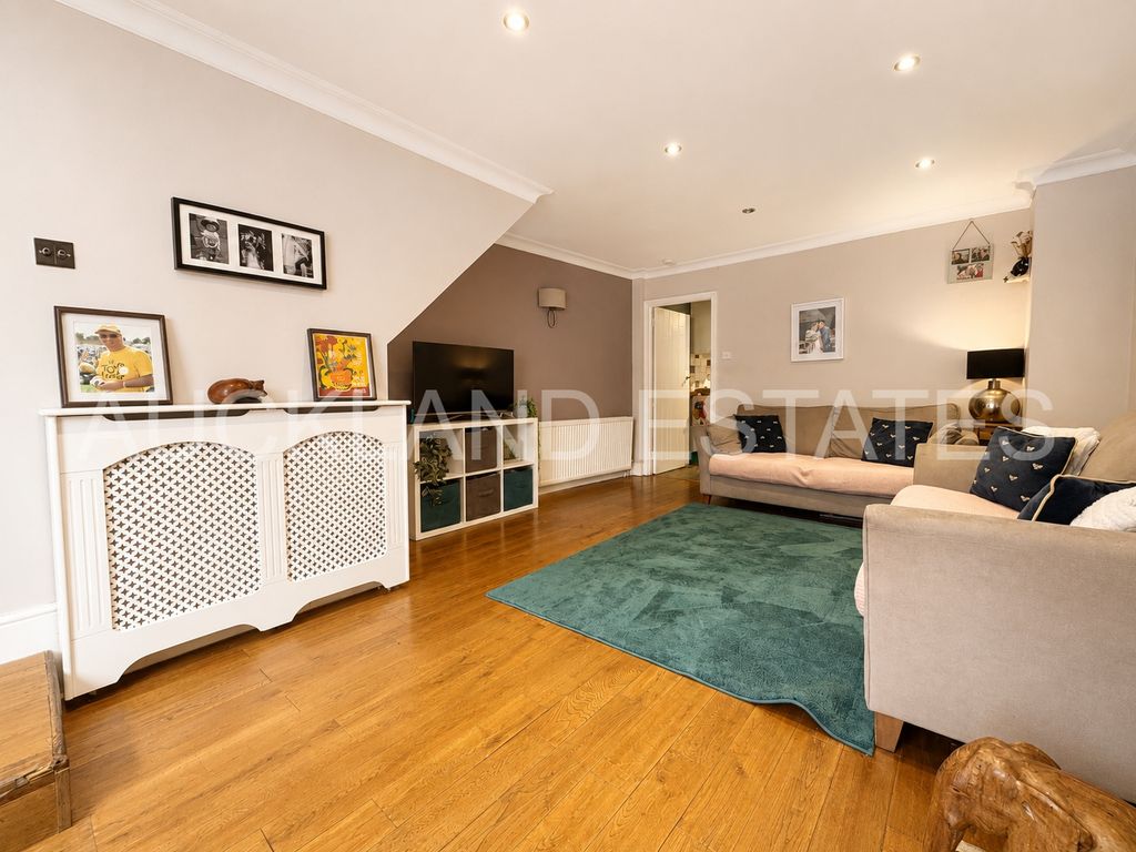 Property photo 3 of 15 Image00009