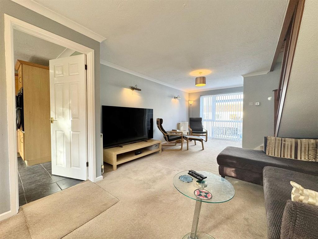 Property photo 3 of 12 Livingroom