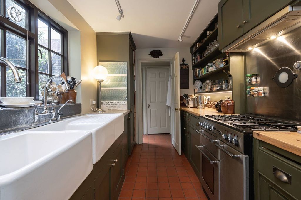 Property photo 2 of 35