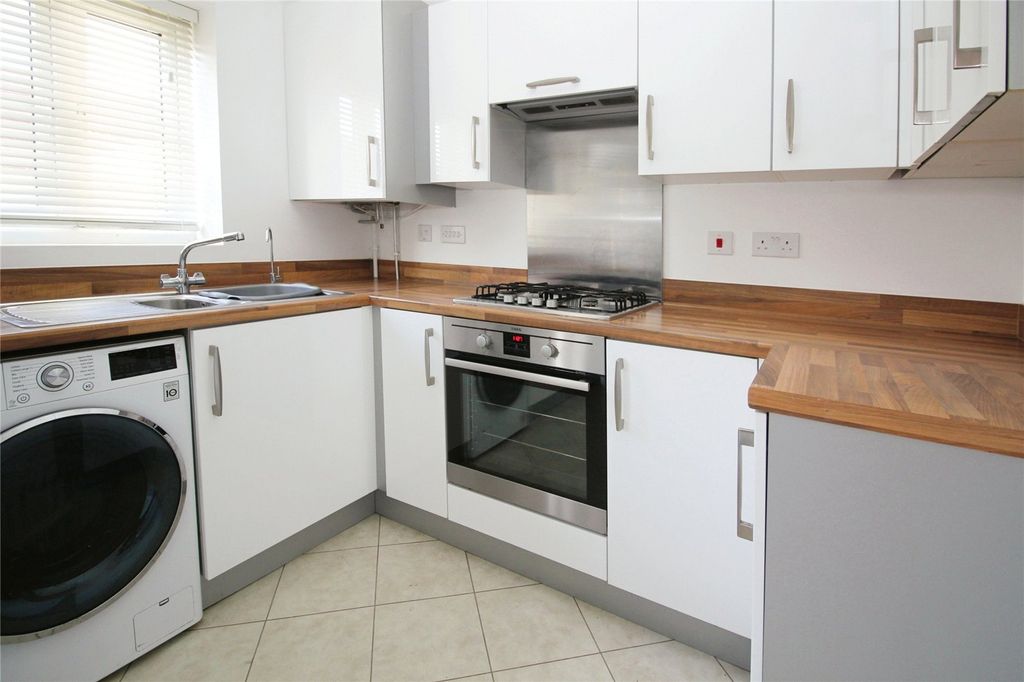 Property photo 3 of 8 Kitchen