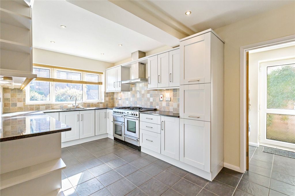 Property photo 3 of 10 Kitchen