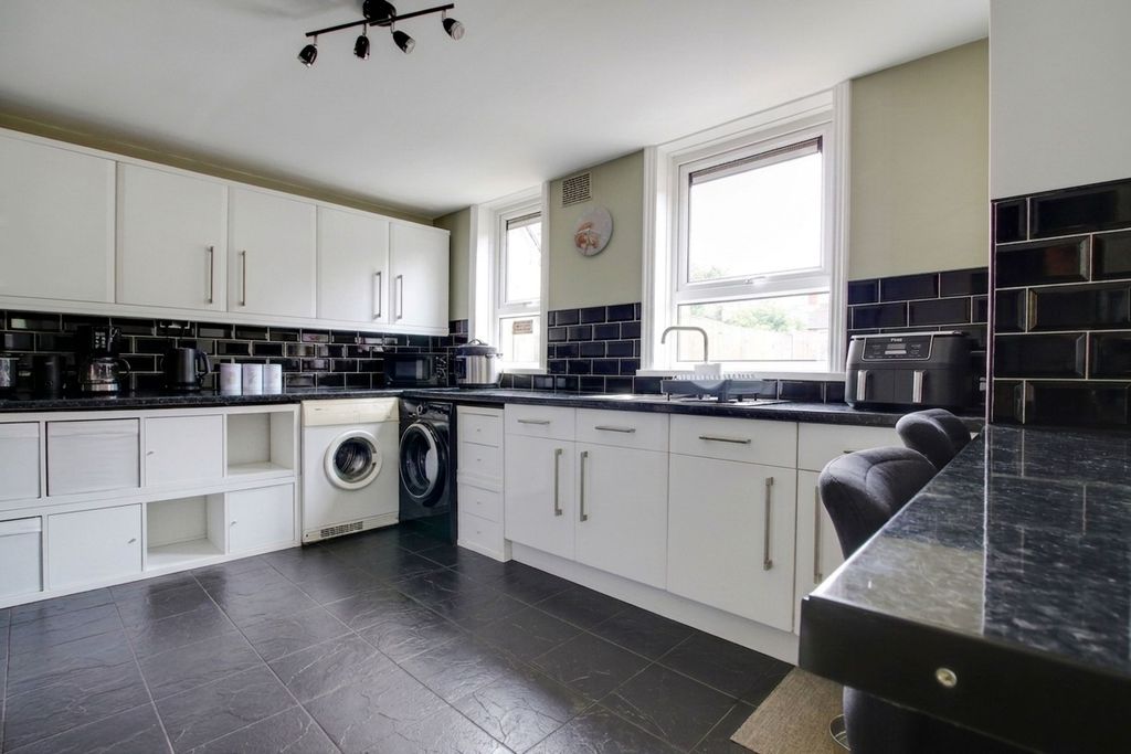 Property photo 3 of 45