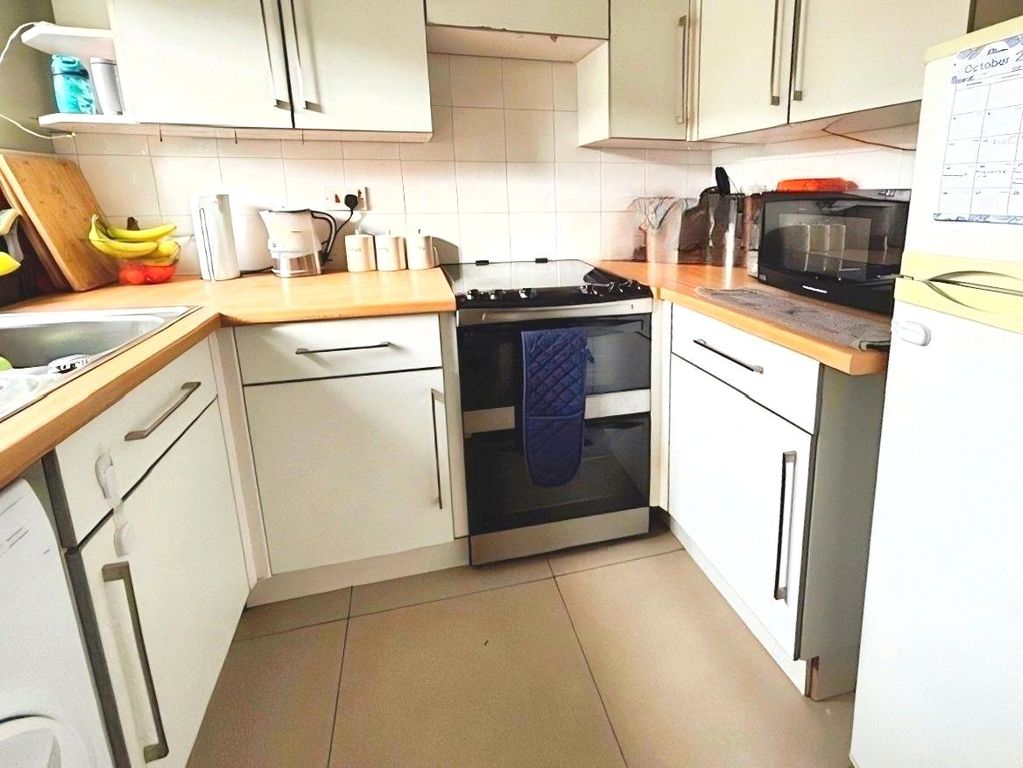 Property photo 3 of 8 Kitchen