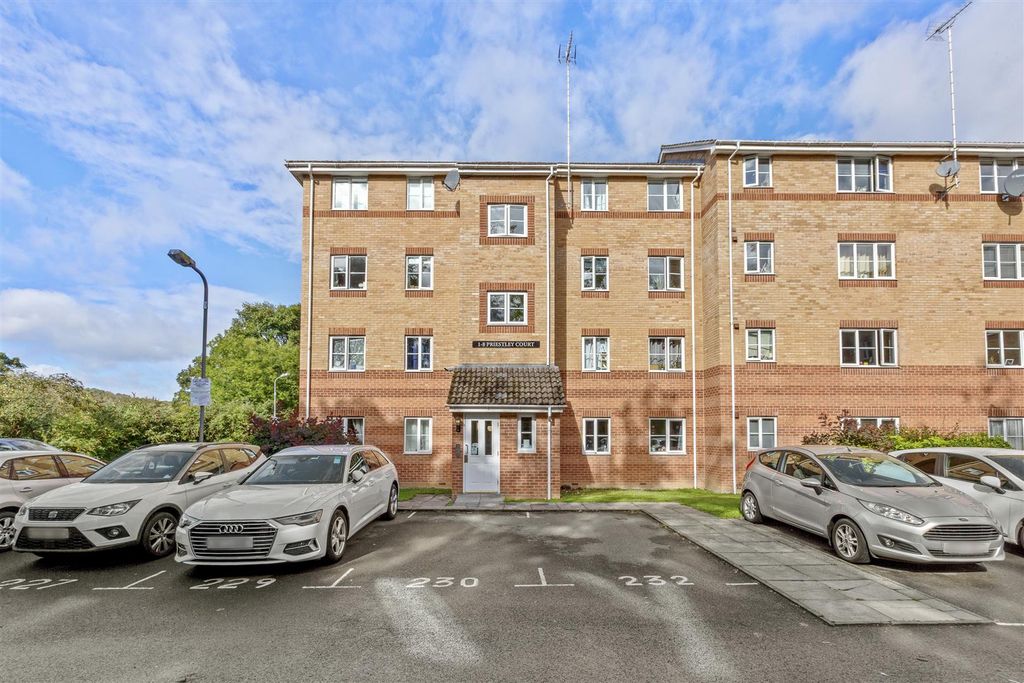 Property photo 1 of 11 2 Priestley Court, Princes Gate, Hp13 7Wz-10.Jpg