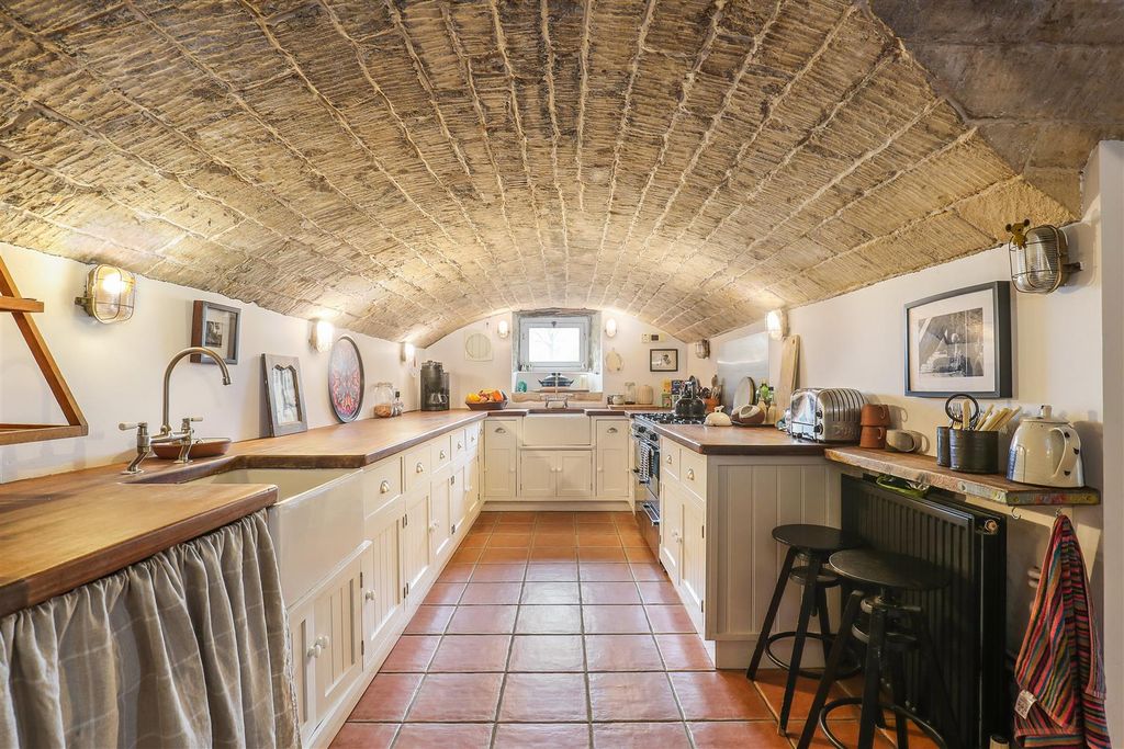 Property photo 2 of 28 Ph52_6446669.Jpg