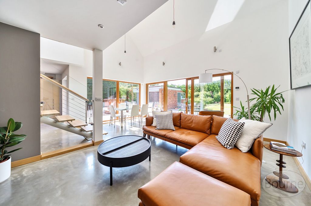 Property photo 2 of 20 33878216-Efb9-49B...