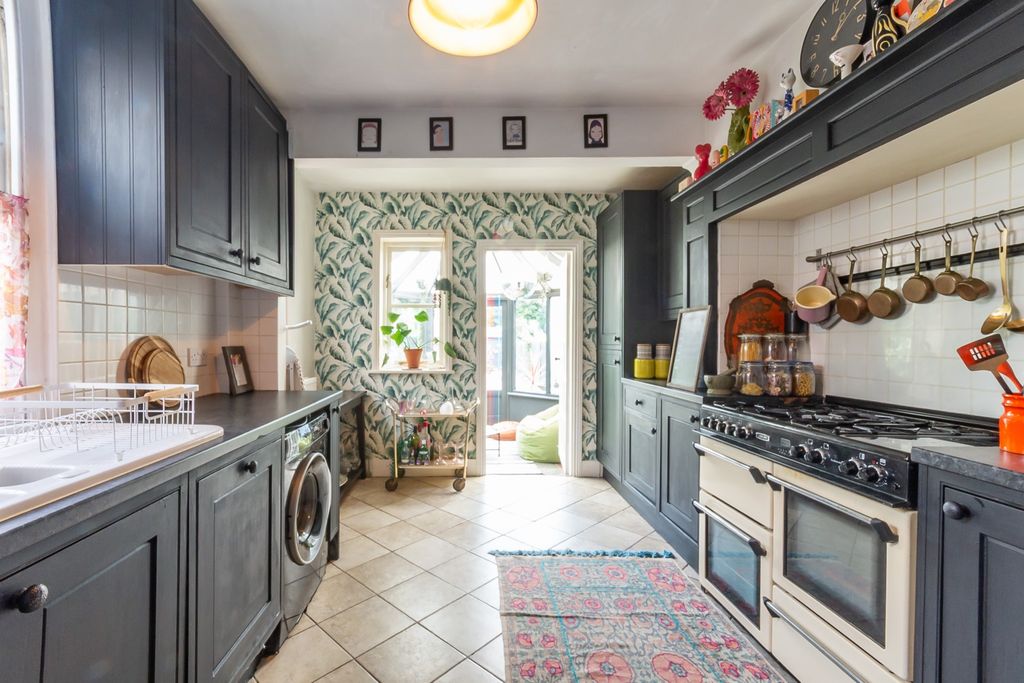 Property photo 2 of 18 Kitchen