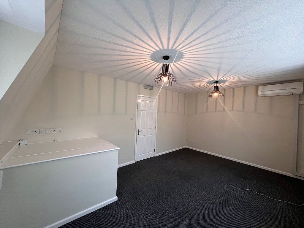 Property photo 2 of 6 Bedroom