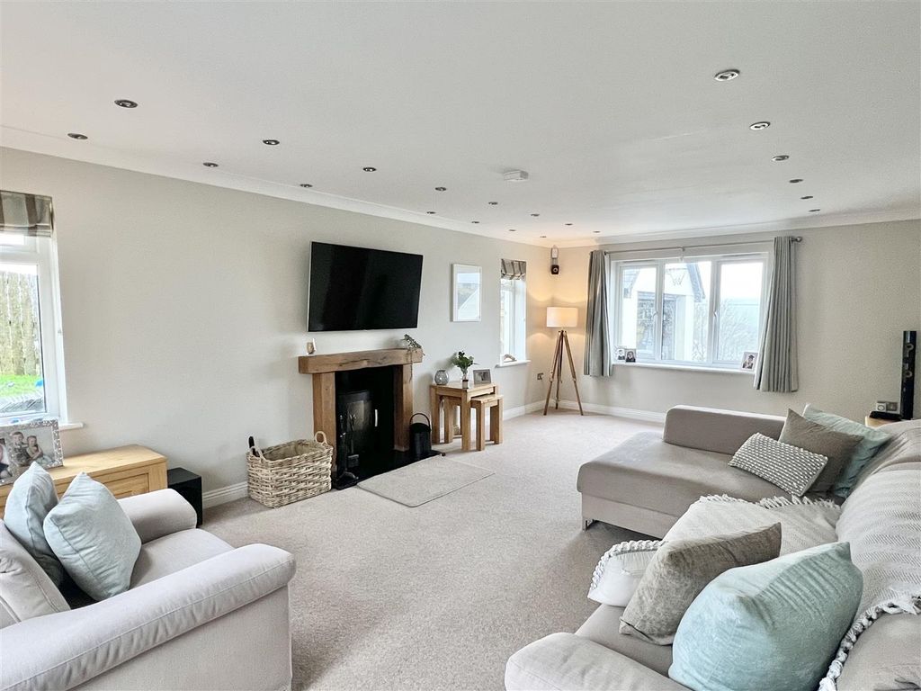 Property photo 2 of 30 Lounge