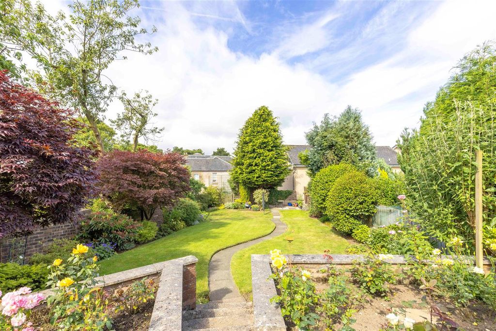 Property photo 2 of 31