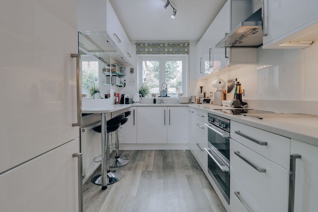 Property photo 3 of 18 Kitchen