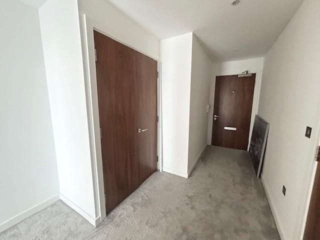 Property photo 2 of 14 123 Princes Dock Hallway.Jpg