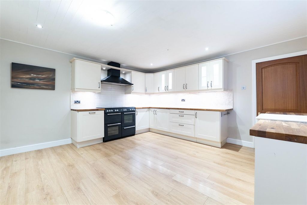 Property photo 3 of 23 Kitchen/Dining Room