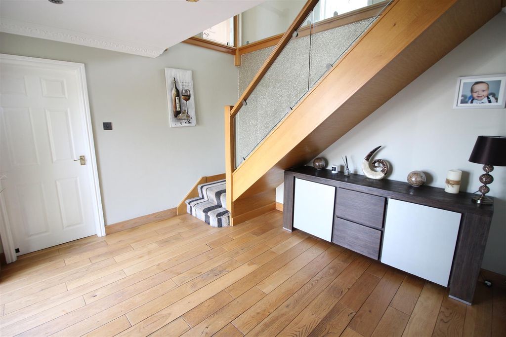 Property photo 2 of 26 Entrance Hall