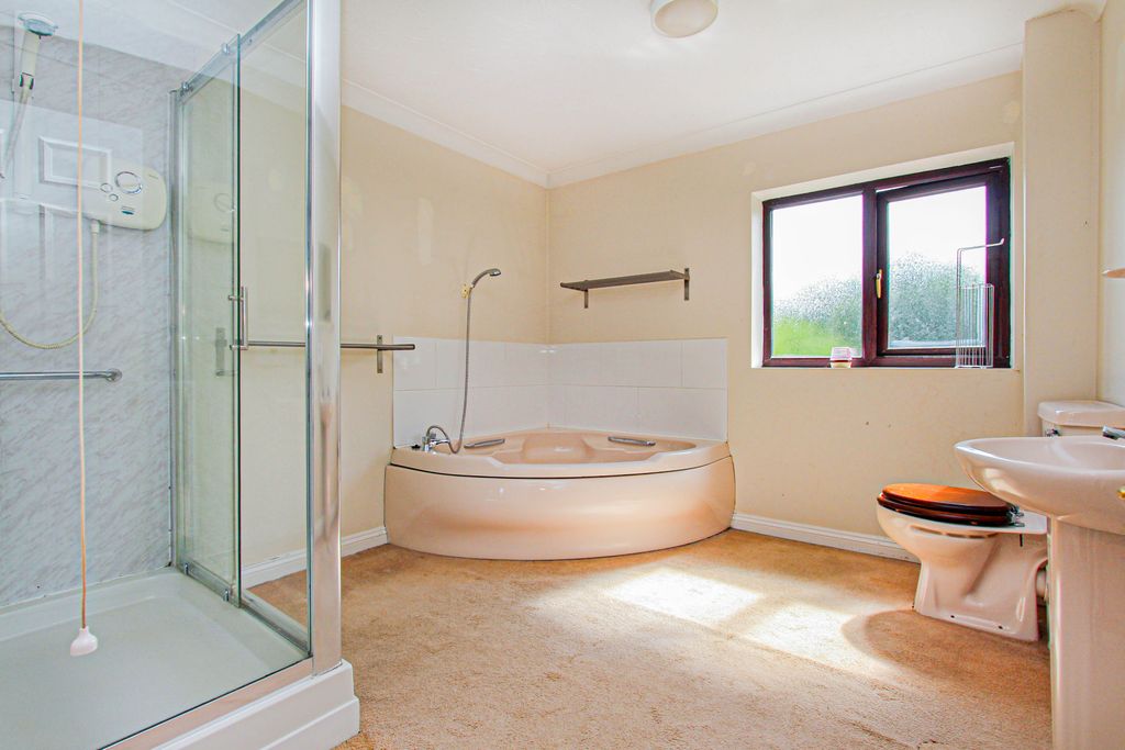 Property photo 3 of 17 Family Bathroom