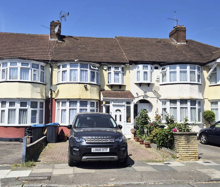 Property photo 1 of 11 A Spacious And Bright Three Bedroom Terraced House