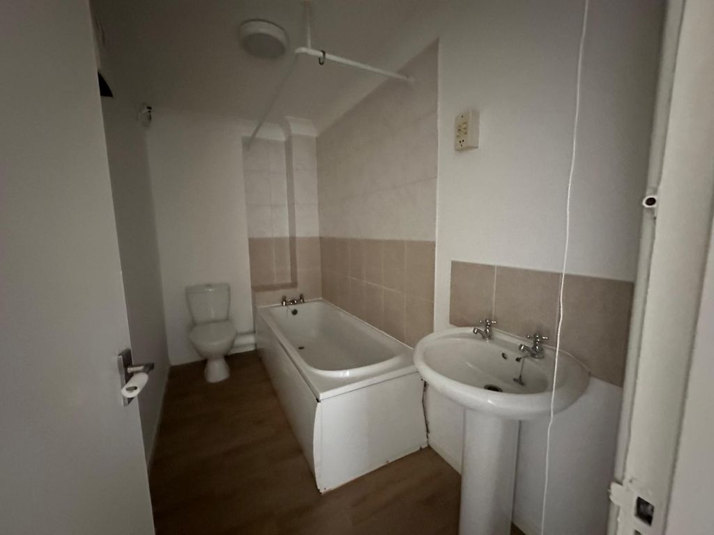 Property photo 3 of 4 Bathroom