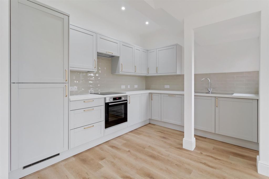 Property photo 3 of 8 7A Pembury Road-002.Jpg