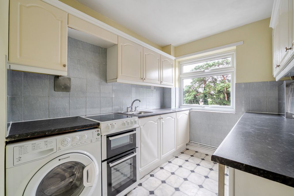 Property photo 2 of 10 1472132-7-6A20094...