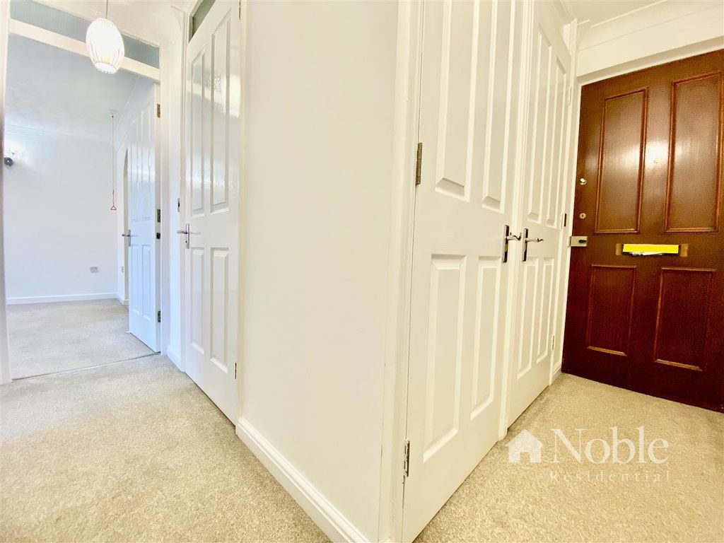 Property photo 3 of 16 Entrance Hall