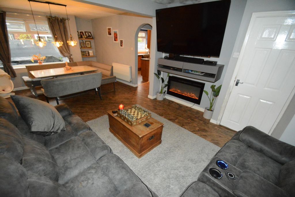 Property photo 2 of 12 Lounge Through