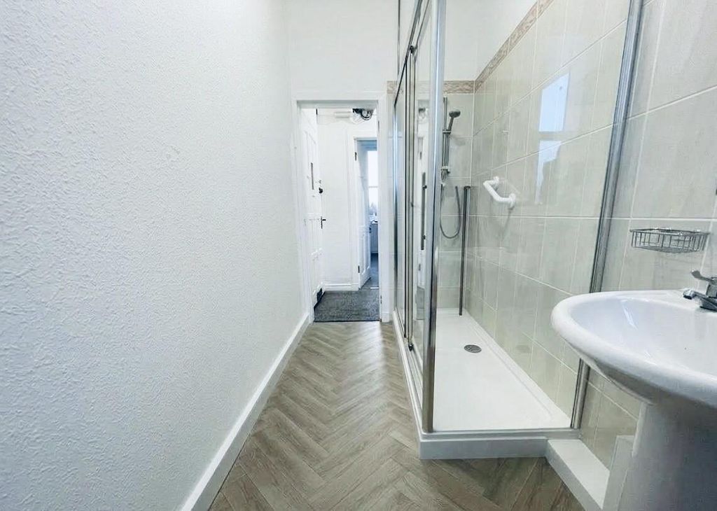 Property photo 3 of 14 Bathroom