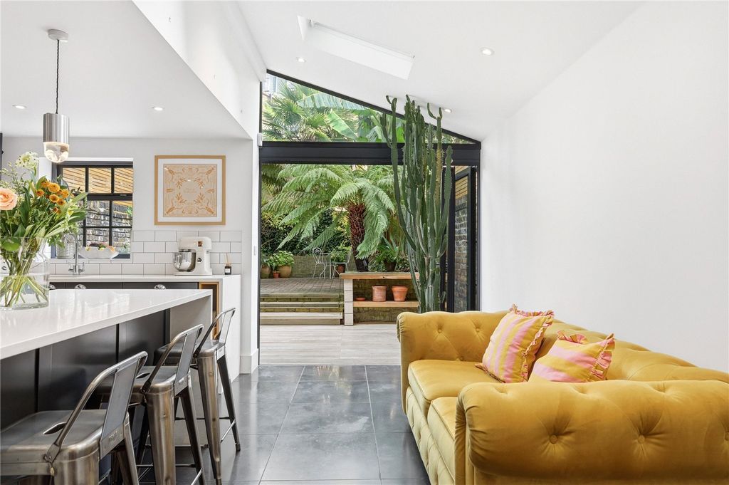 Property photo 3 of 20 Kitchen