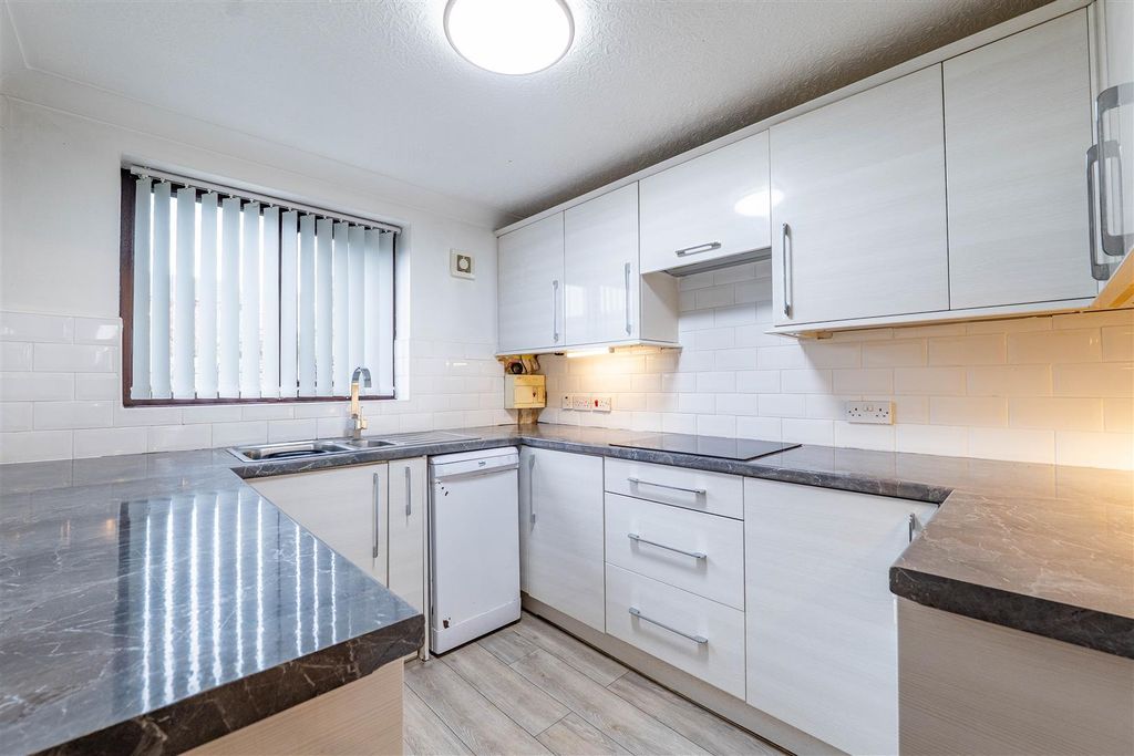 Property photo 3 of 9 Kitchen