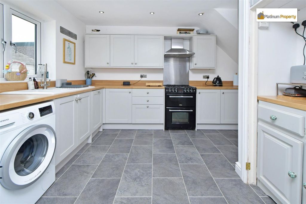 Property photo 3 of 22 Dining Kitchen