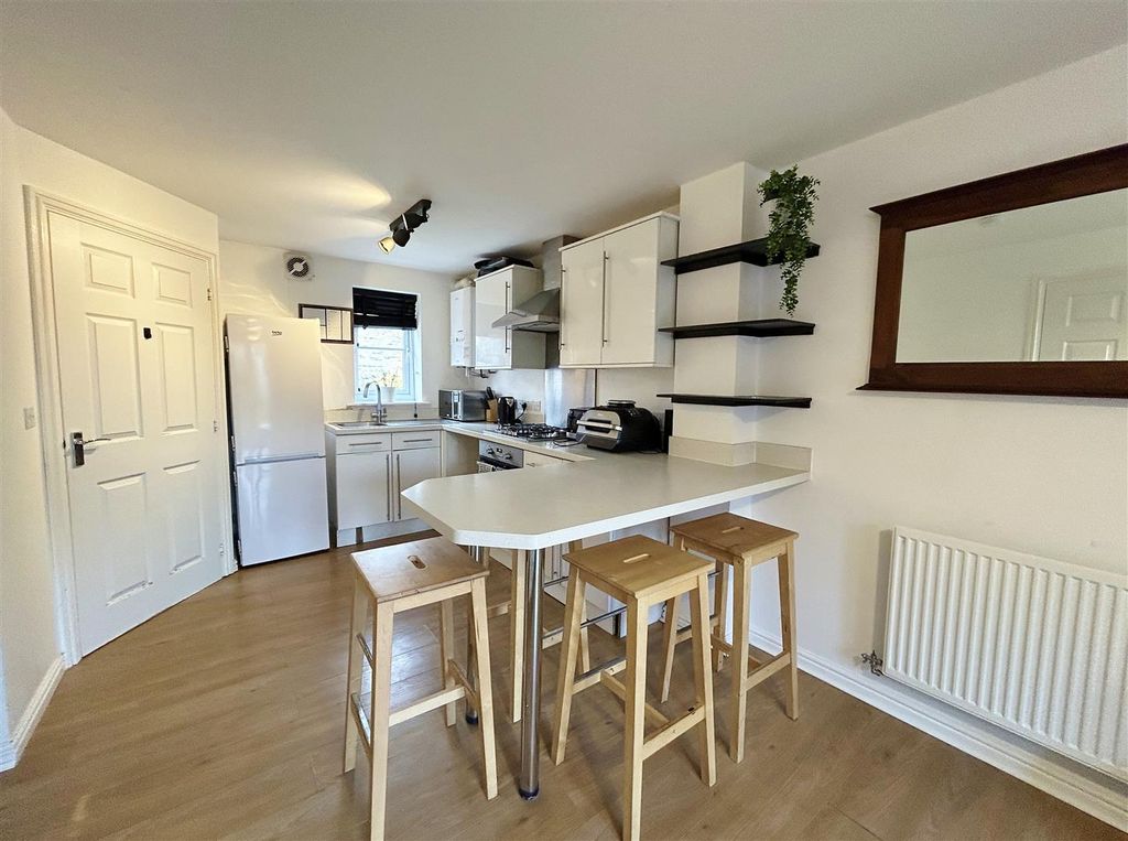 Property photo 3 of 12 Kitchen