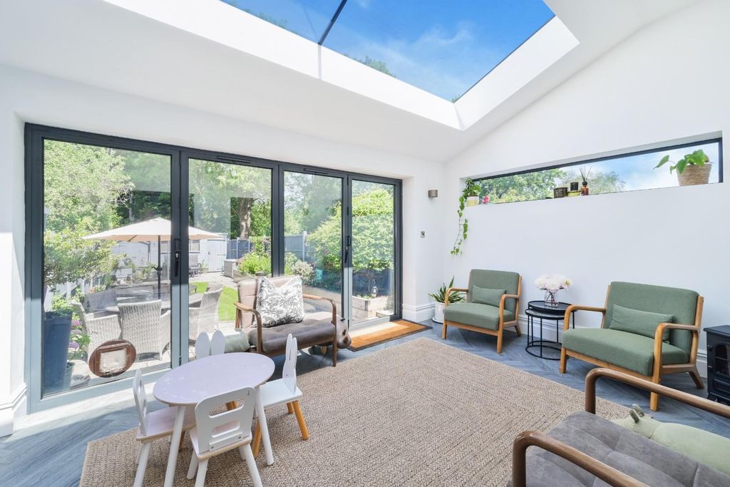 Property photo 2 of 26 Northcroft Road