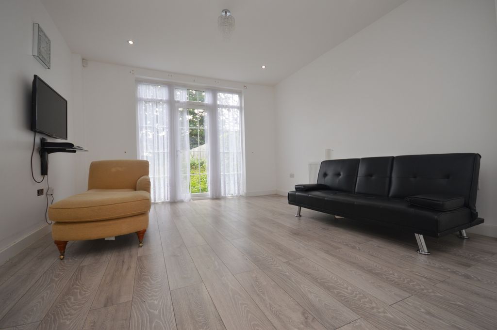 Property photo 1 of 15 4 Bedroom Semi-Detached House In Chigwell