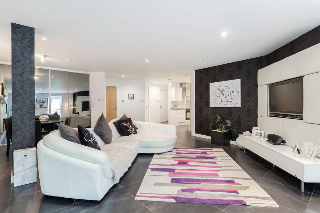 Property photo 1 of 10 Spacious Modern Lounge With Stylish Furnishings...