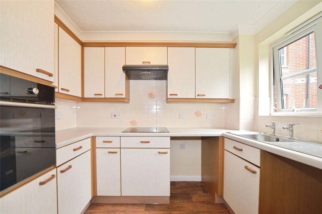 Property photo 3 of 11 Kitchen