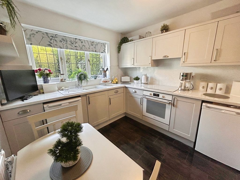 Property photo 3 of 17 Kitchen