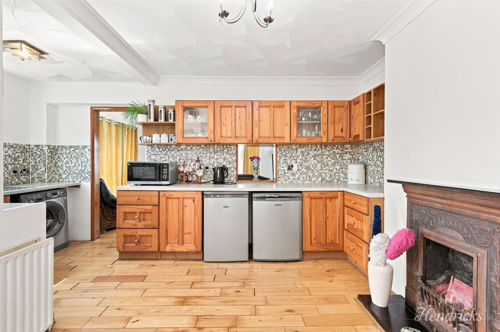 Property photo 3 of 23