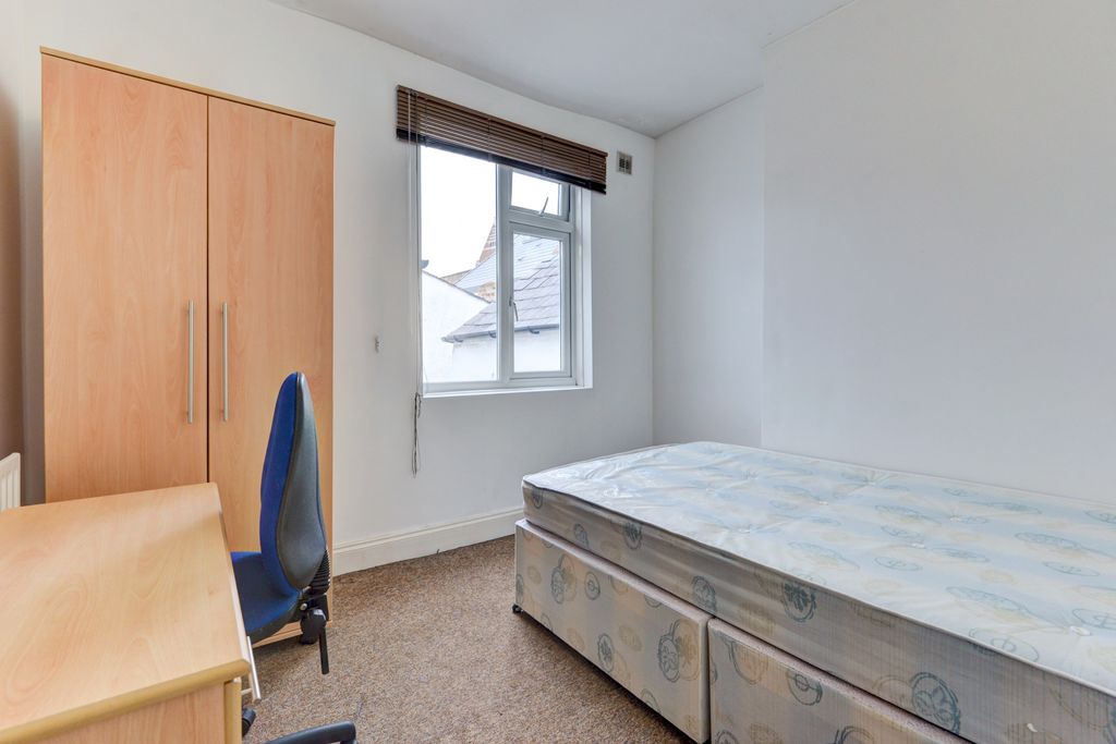 Property photo 3 of 20 A Neatly Maintained Single Bedroom Featuring A Com...