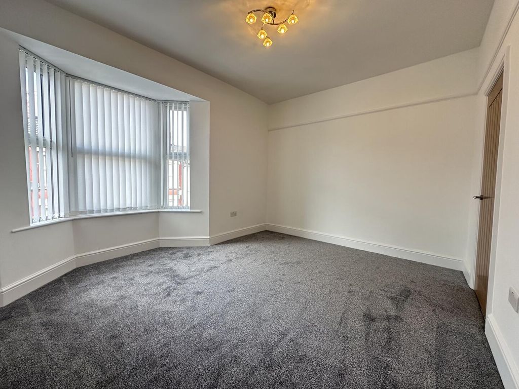 Property photo 2 of 7 Living Room