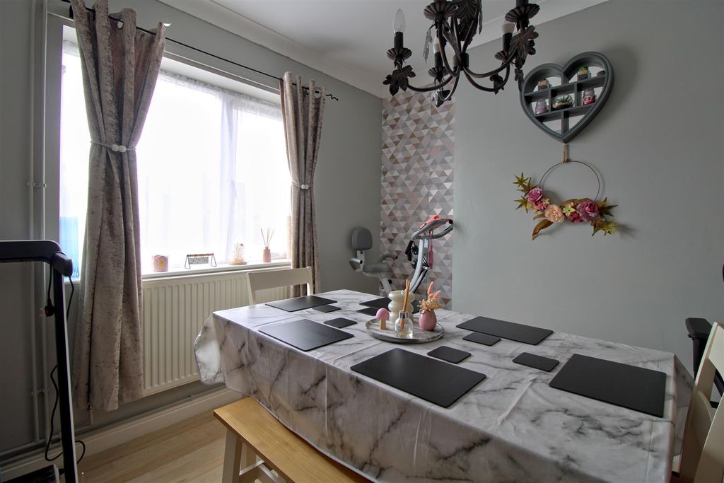 Property photo 3 of 11 Dining Room