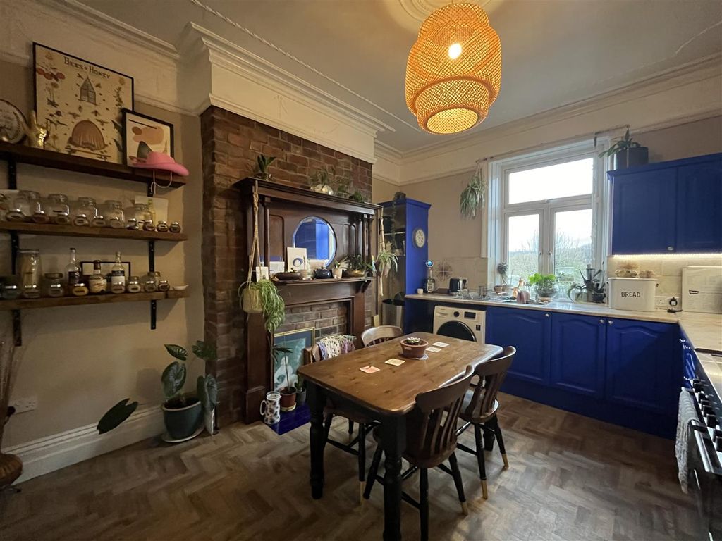 Property photo 3 of 17 Kitchen