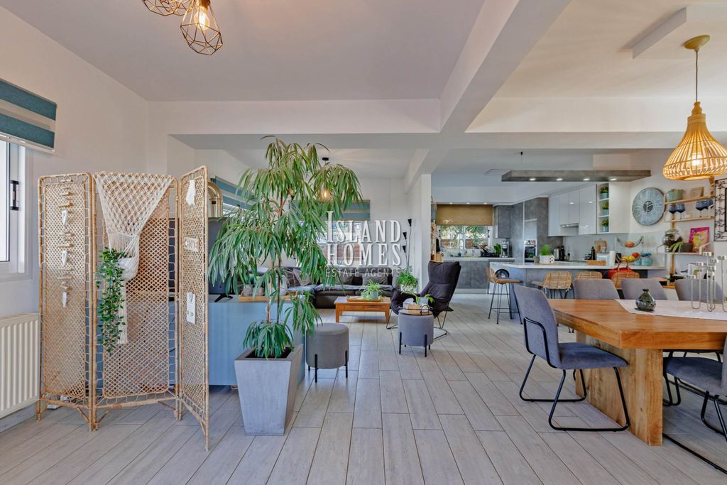 Property photo 1 of 32