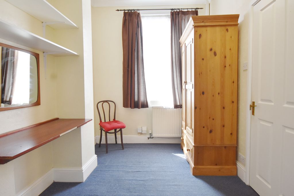 Property photo 2 of 11 Living Room