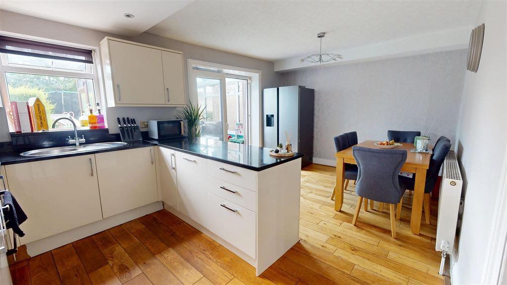 Property photo 2 of 15 Dining Kitchen