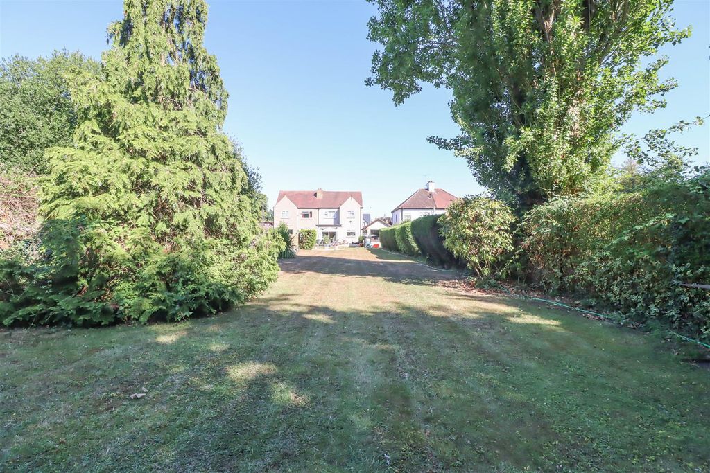 Property photo 3 of 28 111 Runwell Road Garden-9.Jpg