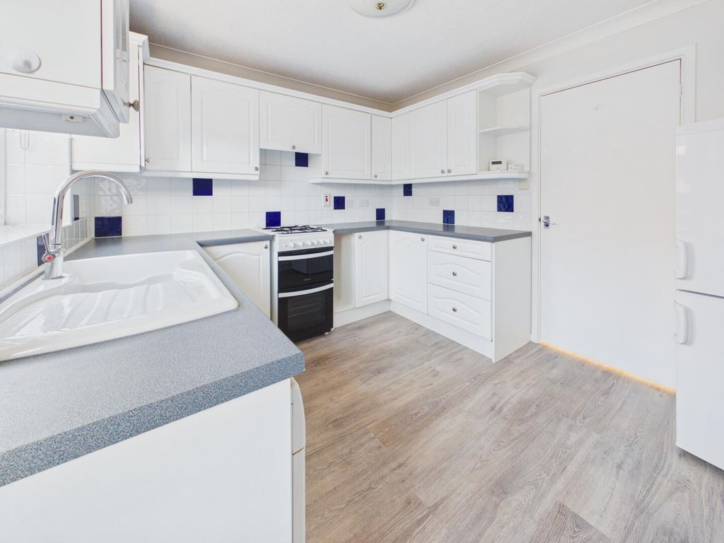 Property photo 3 of 10 Kitchen