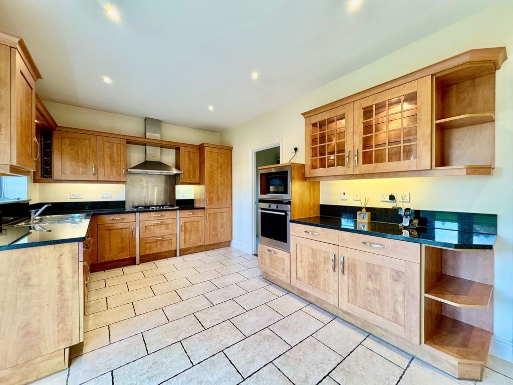 Property photo 3 of 19 Kitchen