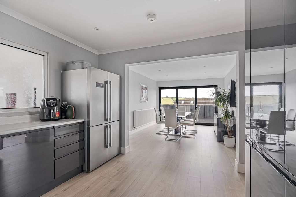 Property photo 3 of 25